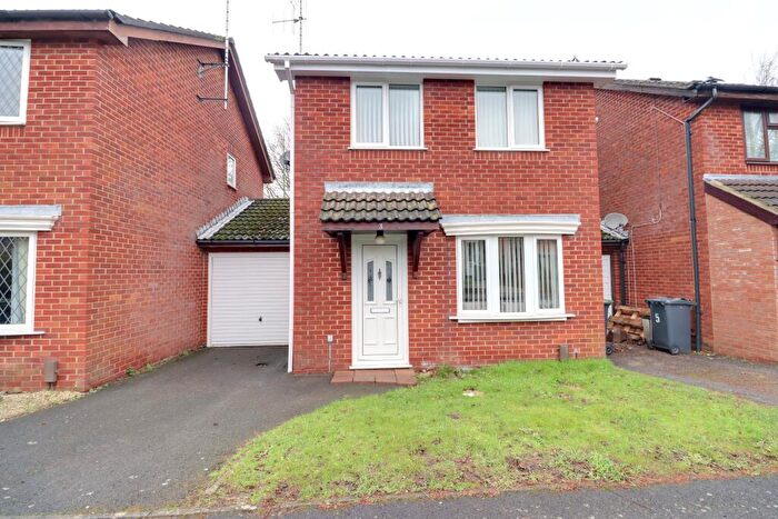 3 Bedroom Link Detached House For Sale In Spruce Avenue, Waterlooville, PO7