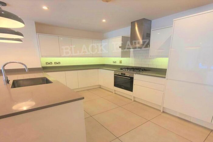 2 Bedroom Flat To Rent In Fortis Green, London, N2