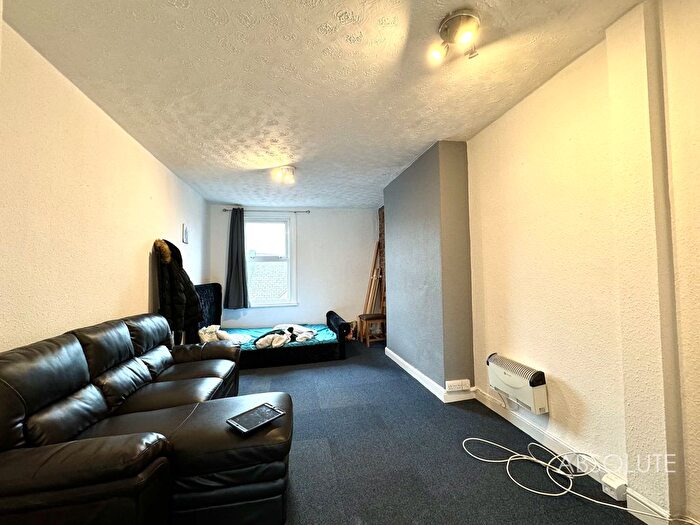 1 Bedroom Flat To Rent In Union Street, Newton Abbot, TQ12