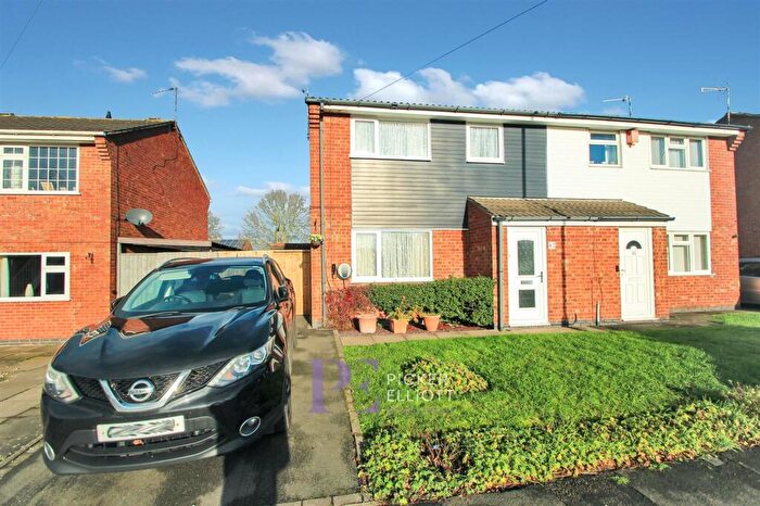 3 Bedroom Semi-Detached House For Sale In Roston Drive, Hinckley, LE10