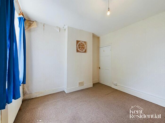 2 Bedroom Detached House For Sale In Gordon Road, Rochester, ME2