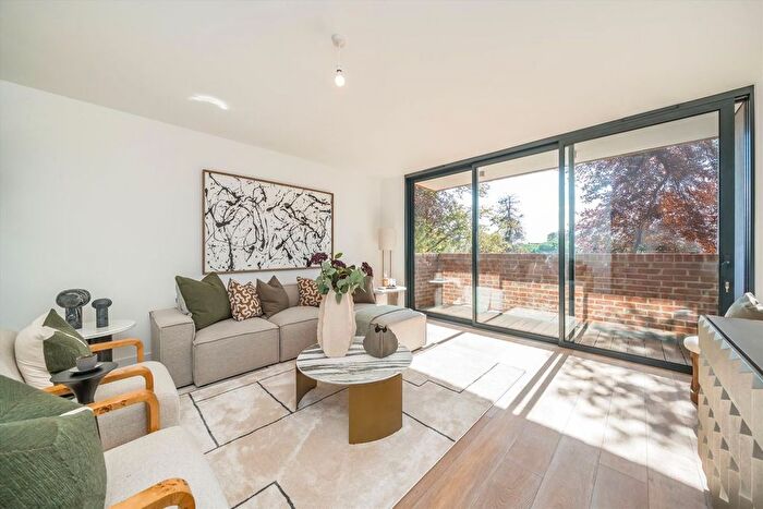 1 Bedroom Flat For Sale In Cottenham Park Road, Wimbledon, SW20