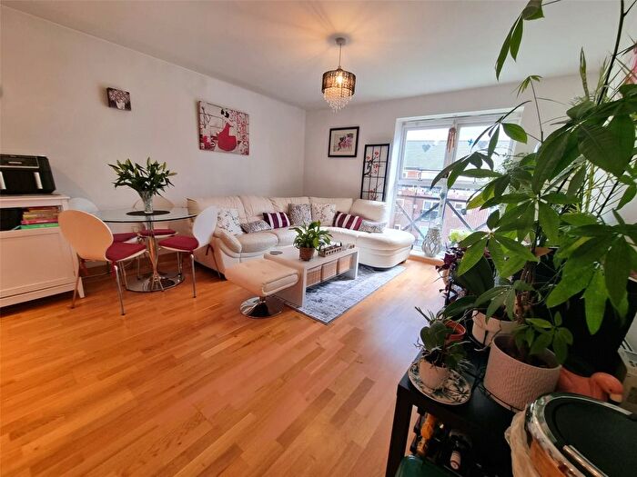 2 Bedroom Flat For Sale In Walsworth Road, Hitchin, Hertfordshire, SG4