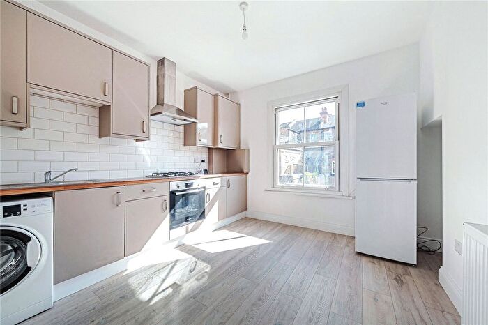2 Bedroom Flat To Rent In Little Park Gardens, Enfield, EN2