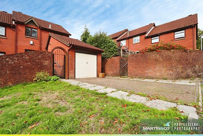 3 Bedroom End Of Terrace House To Rent In King Acre, Fields Park Road, NP20