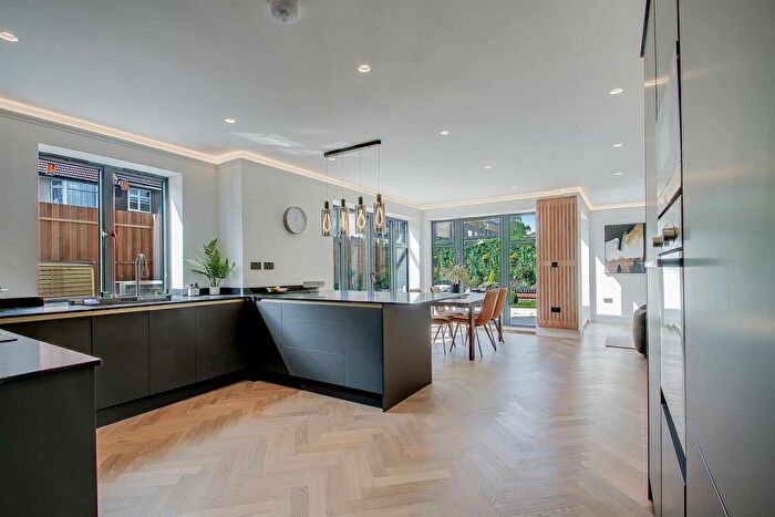 4 Bedroom Detached House For Sale In Lancaster Road, Barnet, EN4