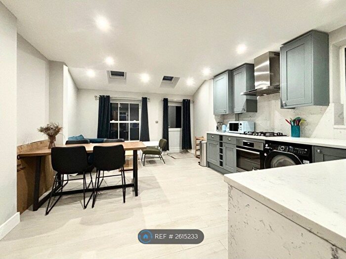 2 Bedroom Flat To Rent In Goldsboro Road, London, SW8