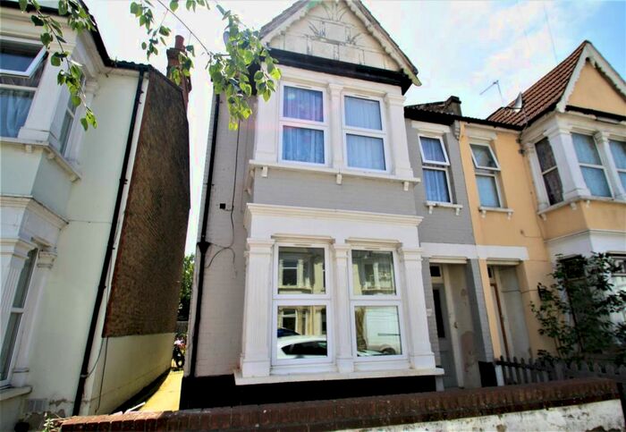 2 Bedroom Flat To Rent In Burdett Avenue, Westcliff-On-Sea, SS0