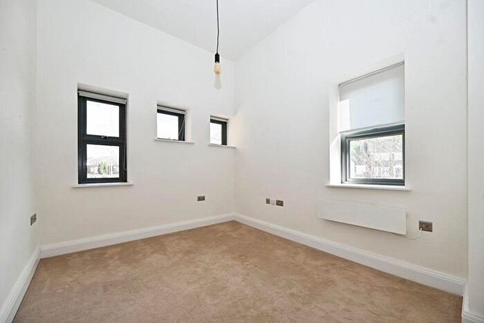 2 Bedroom Flat To Rent In Dyehouse Walk, Yeadon, Leeds, LS19