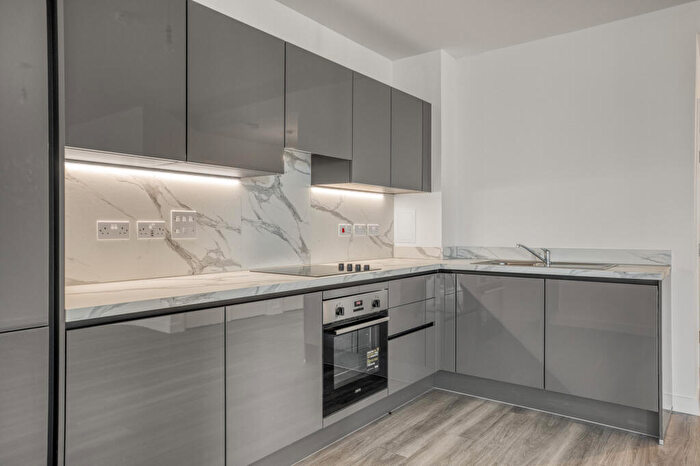 2 Bedroom Flat To Rent In - Ilderton Rd, London, SE15