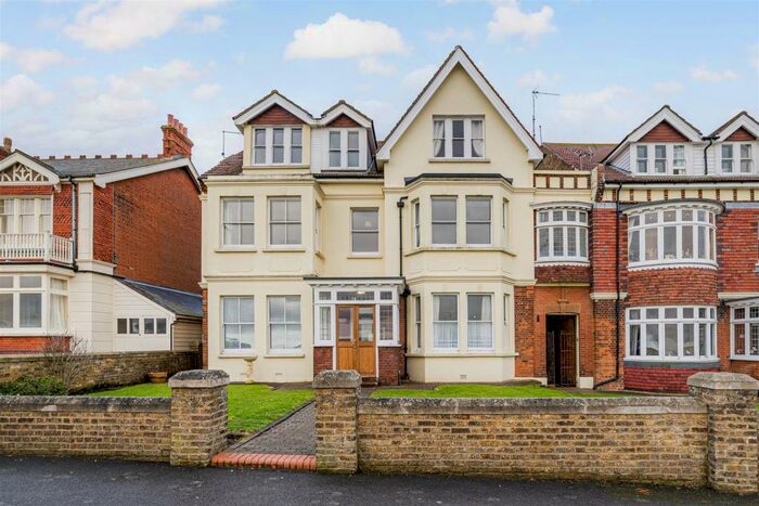 2 Bedroom Flat To Rent In Beacon Hill, Herne Bay, CT6