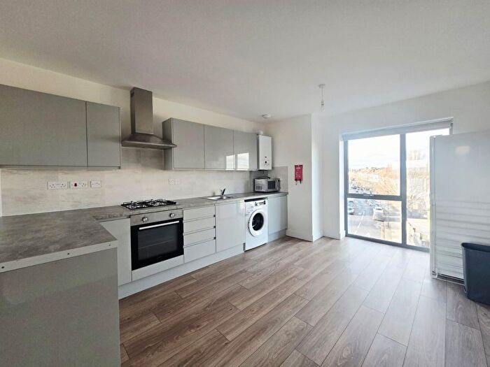 3 Bedroom Flat To Rent In Hertford Road, EN3