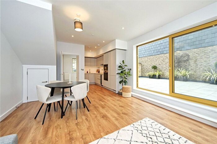 2 Bedroom Flat For Sale In Garratt Lane, Tooting, London, SW17