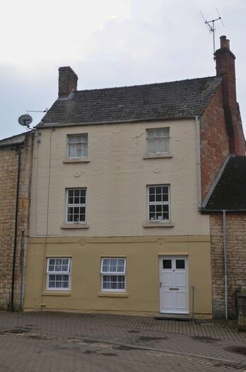 2 Bedroom Flat To Rent In Wallbridge, Stroud, Gloucestershire, GL5