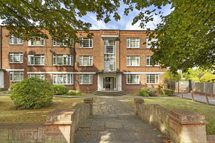 3 Bedroom Flat To Rent In Argyle Road, Ealing, W13