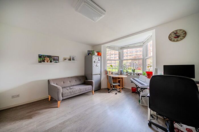 1 Bedroom Flat To Rent In Becklow Road, London, W12