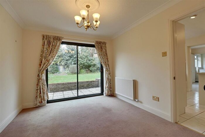 4 Bedroom Detached House For Sale In Jay Close, Horndean, PO8