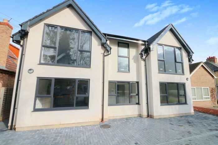 2 Bedroom Flat To Rent In Cambridge Road, Great Shelford, Cambridge, CB22