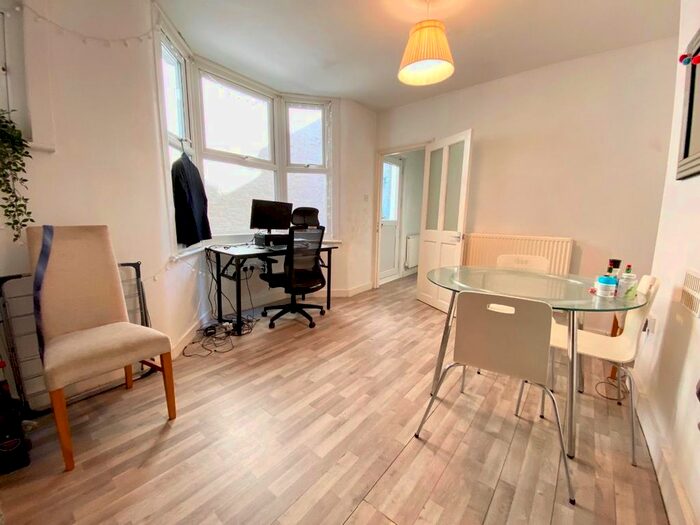 2 Bedroom Flat To Rent In Helix Gardens, London, SW2