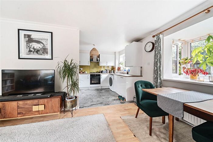 2 Bedroom Flat To Rent In Warwick Gardens, Harringay, London, N4