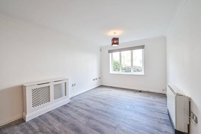 2 Bedroom Flat To Rent In Connections House, Glebe Road, Finchley, London, N3