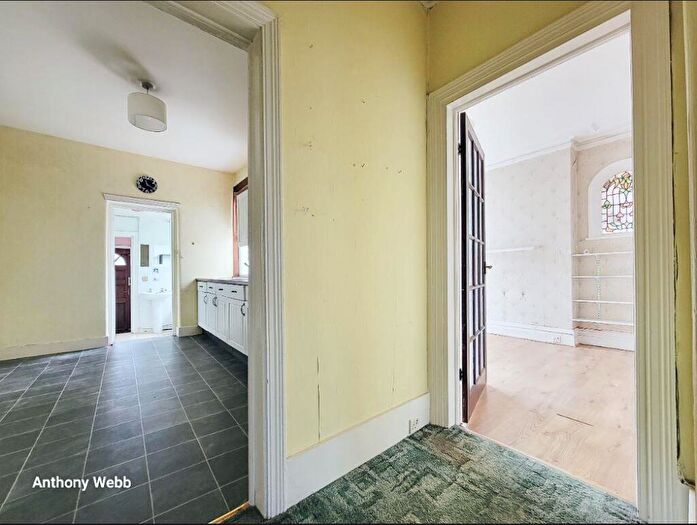 1 Bedroom Flat For Sale In Burford Gardens, Palmers Green, N13