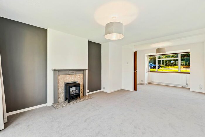 3 Bedroom Detached House To Rent In Ref: Gk - Woodfield Close, Redhill, RH1