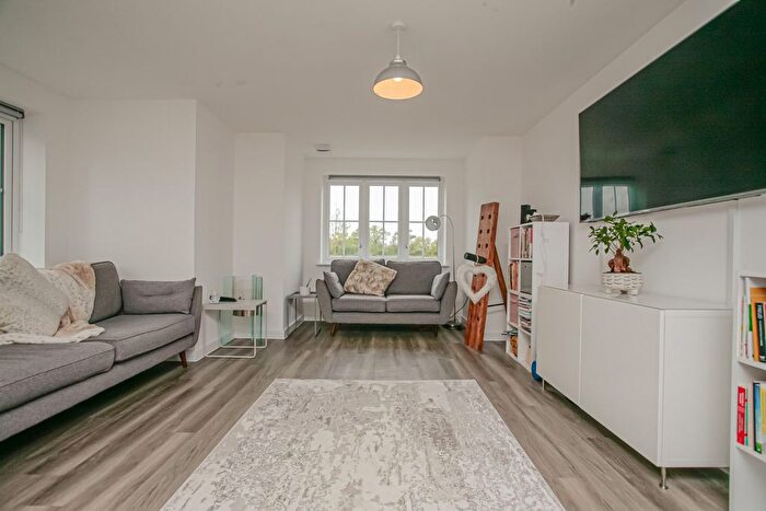 2 Bedroom Flat For Sale In Franklin Gardens, Didcot, OX11