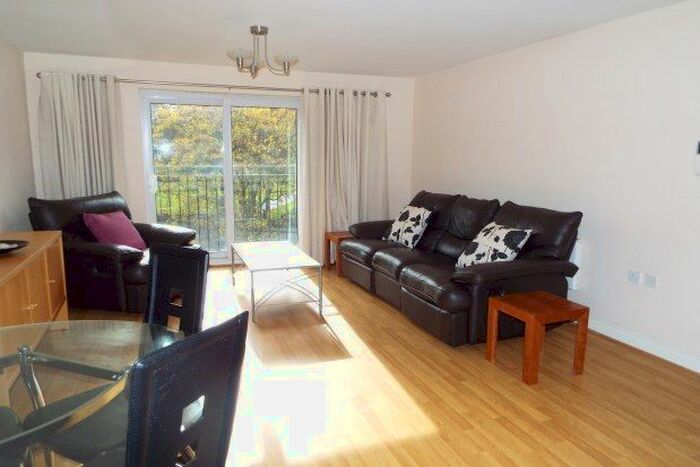 2 Bedroom Flat To Rent In Mayfair Court, Wakefield, WF2