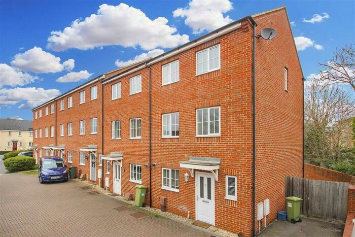 4 Bedroom Town House To Rent In Downing Close, Bletchley, Milton Keynes, Bucks MK3