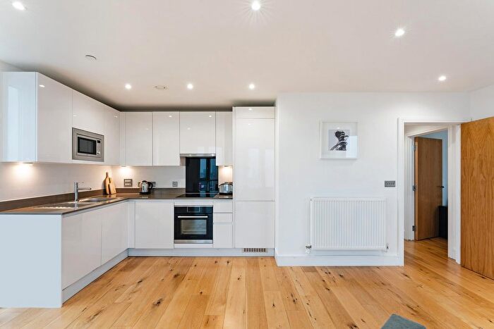 3 Bedroom Flat To Rent In Skyveiw Tower, Stratford, London, E15