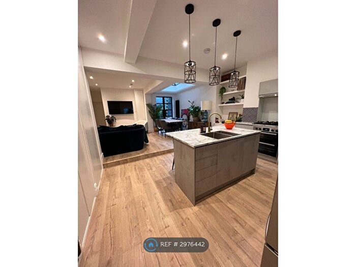 2 Bedroom Flat To Rent In Queenstown Road, London, SW8