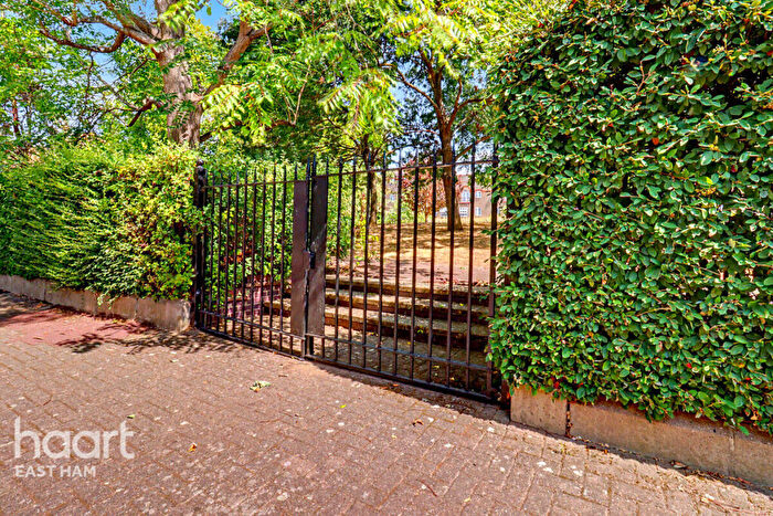 3 Bedroom Town House For Sale In Ambassador Gardens, London, E6
