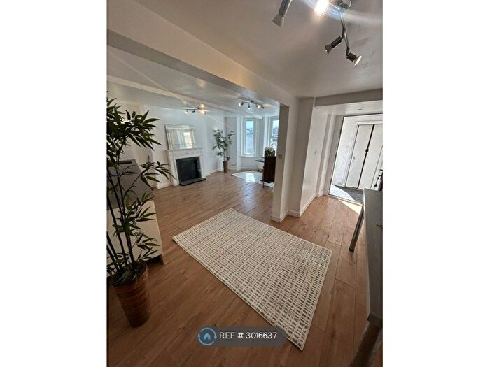 3 Bedroom Flat To Rent In The Salterns, Bournemouth, BH5