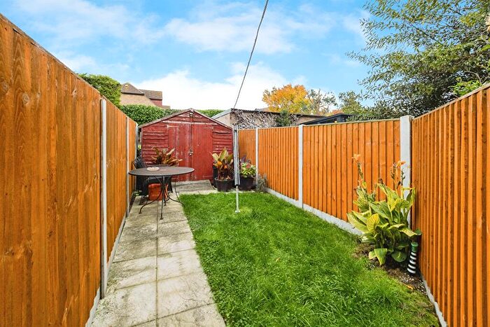 2 Bedroom Maisonette For Sale In Lake Avenue, Rainham, RM13