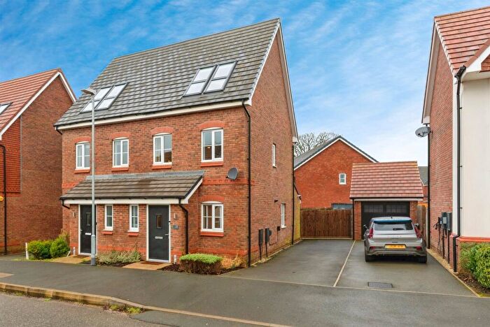 3 Bedroom Semi-Detached House For Sale In Queen Eleanor Avenue, Grantham, NG31