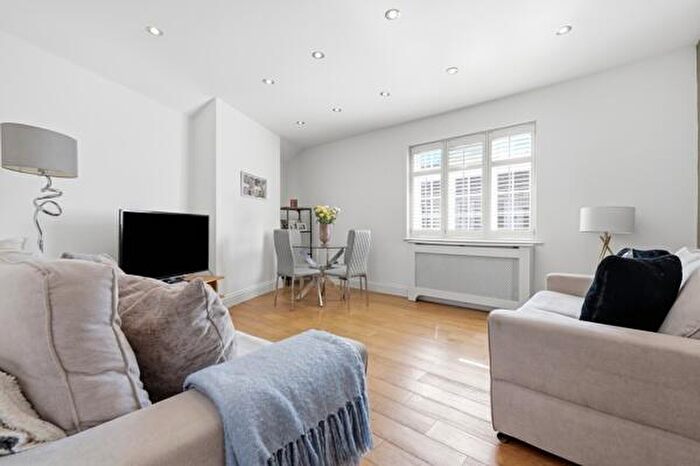 1 Bedroom Flat For Sale In The Broadway, Woodford Green, IG8