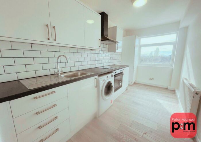 2 Bedroom Apartment To Rent In Highwood Court, High Road, Whetstone, N12