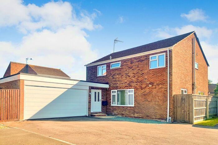 4 Bedroom Detached House For Sale In Station Road, Chiseldon, Swindon, SN4