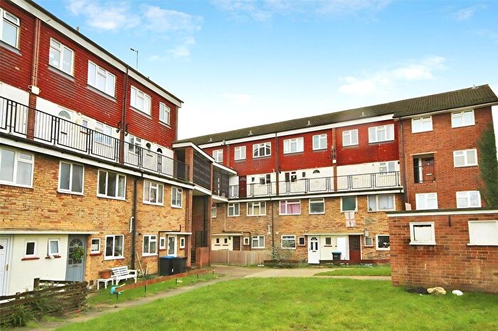 3 Bedroom Flat To Rent In Lane Close, Addlestone, Surrey, KT15