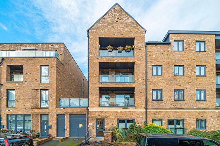 2 Bedroom Flat For Sale In Lion Wharf Road, Old Isleworth, TW7