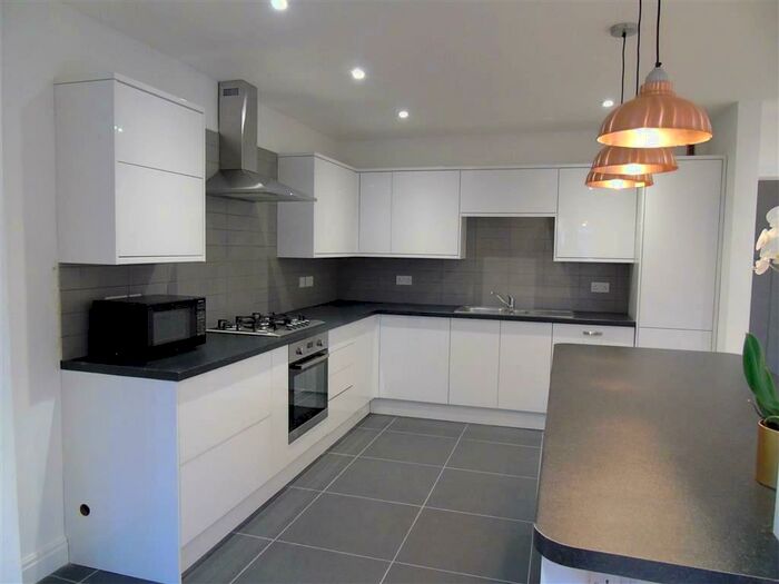 4 Bedroom Semi-Detached House To Rent In Farm Road, Maidenhead, SL6