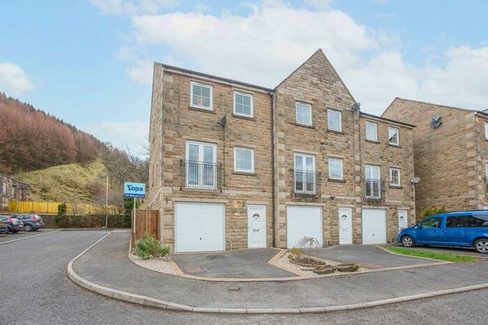 4 Bedroom Town House For Sale In Ivy Place, Todmorden, OL14