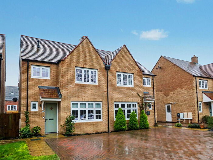 3 Bedroom Semi Detached House For Sale In Betts Close, Banbury, OX16