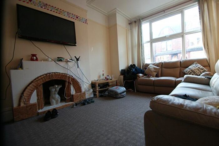 7 Bedroom Terraced House To Rent In Chestnut Avenue, Hyde Park, Leeds, LS6