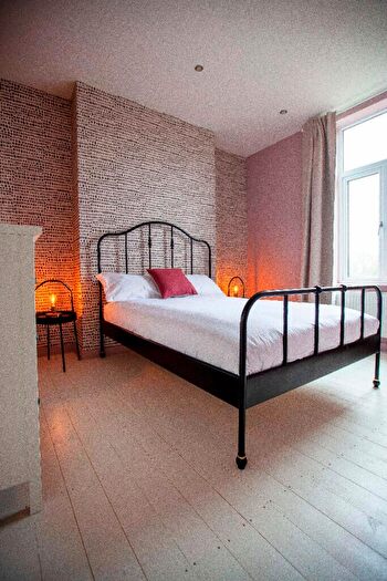 5 Bedroom House To Rent In Park Grove, Manchester, M19