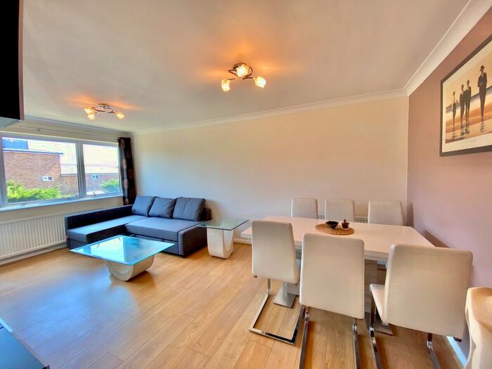 3 Bedroom Flat To Rent In Laburnum Lodge, Hendon Lane, Finchley Central, London, N3
