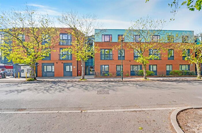 1 Bedroom Flat For Sale In Dean Road, Hampton, TW12