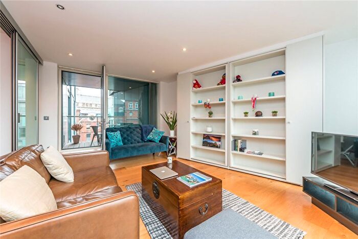 1 Bedroom Flat To Rent In Dickinson Court, Brewhouse Yard, Clerkenwell, EC1V