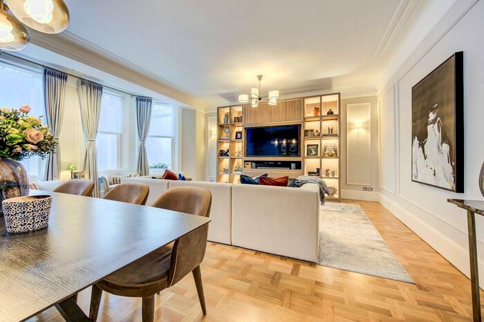 3 Bedroom Flat To Rent In Barkston Gardens, Earls Court, London, SW5